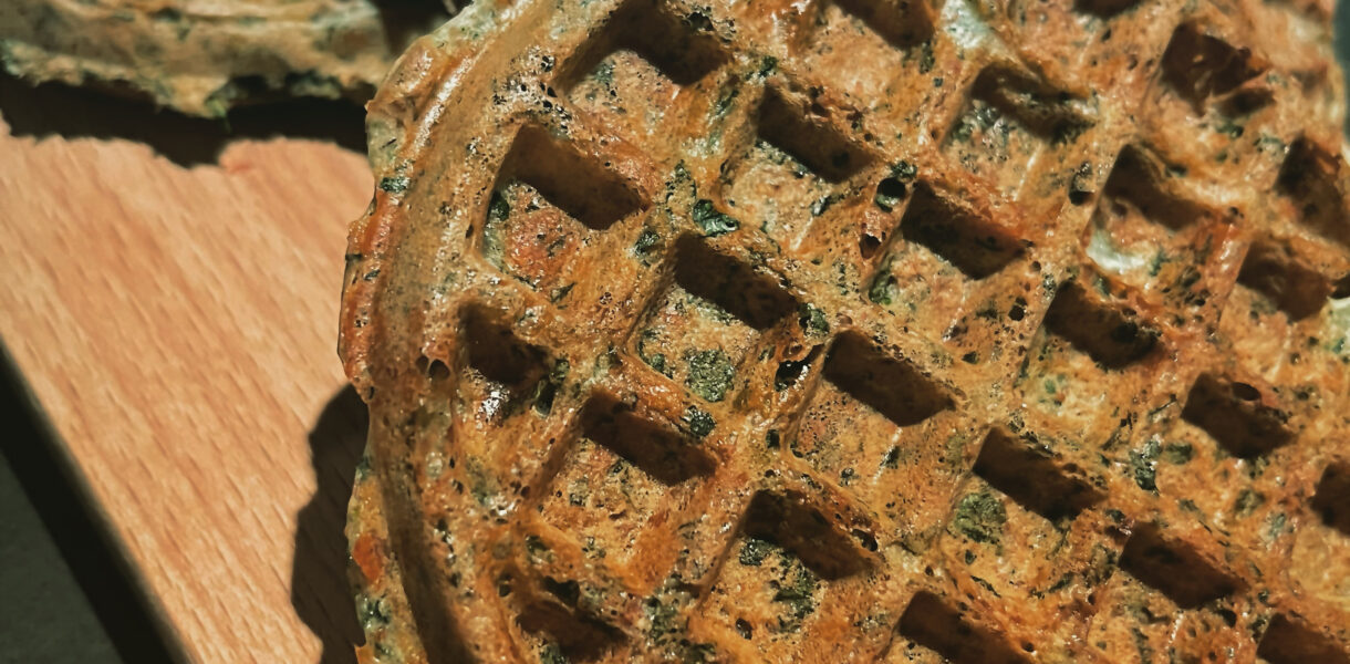 Een hartige vegan wafel met spinazie.