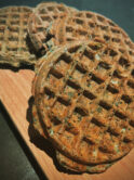 Een hartige vegan wafel met spinazie.