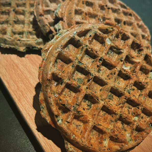 Een hartige vegan wafel met spinazie.