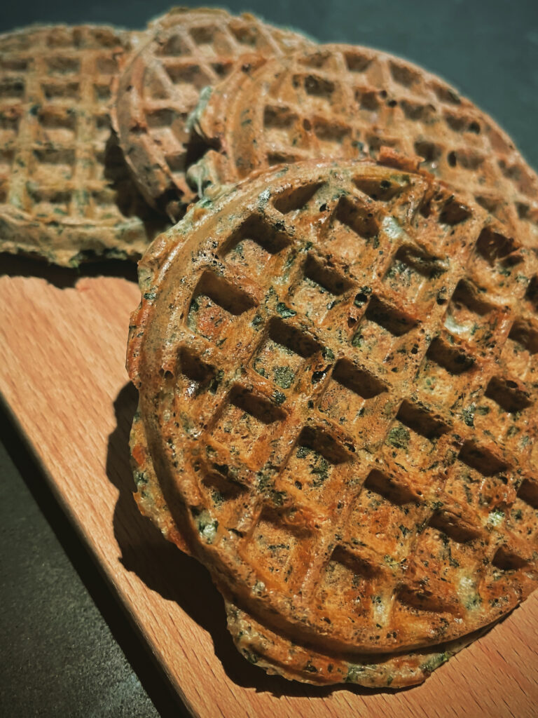 Een hartige vegan wafel met spinazie.