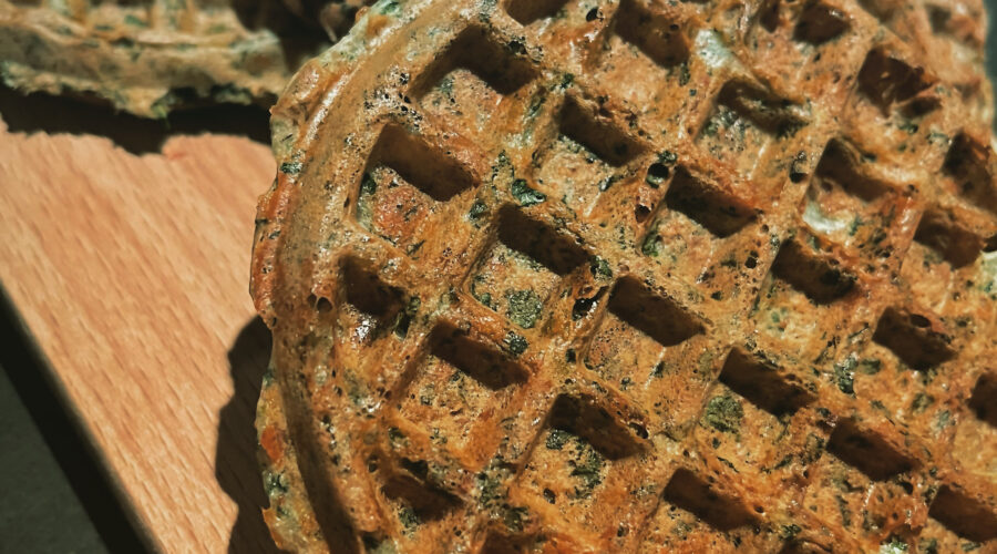 Een hartige vegan wafel met spinazie.